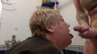 J’ai attrapé mon beau-fils sous la douche et l’ai aidé à jouir 1