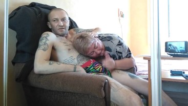 мачеха сосет и дрочит мой член 1