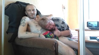 мачеха сосет и дрочит мой член 1