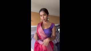 Pequeña criada india masturbándose mientras la espío