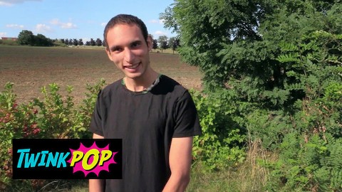 TWINKPOP - Cachonda Guy encuentra a un joven en los campos y le ofrece dinero en efectivo a cambio de su culo