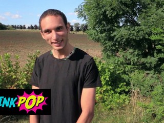 TWINKPOP - Horny Guy Trouve un Jeune Homme Dans Les Champs et Lui Offre De L’argent En échange De Son Cul
