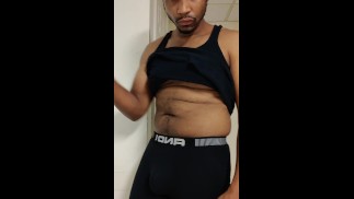 Он хвастается своим мягким вялым необрезанным членом