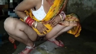 インドの村新しく結婚した白人の女の子がベッドルームで放尿