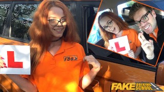 Fake Driving Instructor neukt zijn schattige roodharige tienerstudent in de auto en geeft haar een creampie