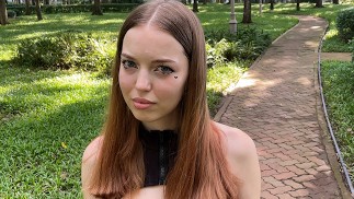 ÜBERREDETE EIN 18-jähriges MÄDCHEN, SEX ZU HABEN