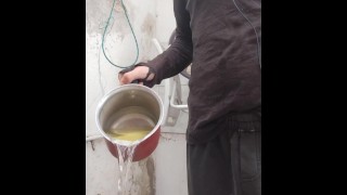 soltando um balde com mijo / chuveiro dourado caseiro