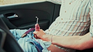 Deux mecs se font branler et sucer dans une voiture de location pendant leurs vacances