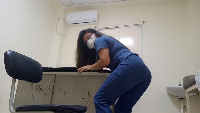 enfermera sale del trabajo y llega a casa a grabar porno casero para su jefe, quiere sexo intenso