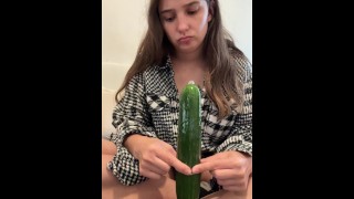 Follando mi apretado coño con pepino gigante