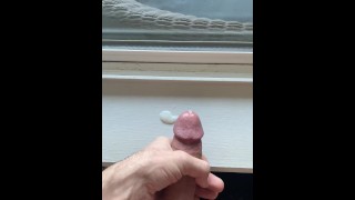 Masturbándose frente a la ventana pública