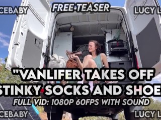 Vanlifer Trekt Stinkende Sokken En Schoenen Uit GRATIS Trailer Lucy LaRue LaceBaby