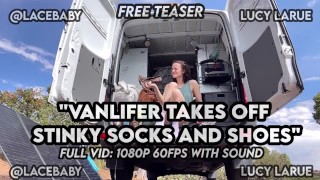 Vanlifer trekt stinkende sokken en schoenen uit GRATIS trailer Lucy LaRue LaceBaby