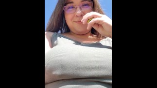 Подросток украдкой курит на улице!