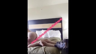 Cuck se sienta en el coche mientras la esposa caliente es criada en la habitación del hotel