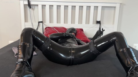 Jeu anal d’une fille en caoutchouc en latex