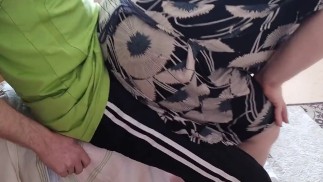 Толстушка трется попкой о мой член после того, как подрочила его, и смотрит на извержение спермы