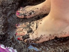 Pretty Feet Pedicure trampling in wet compost