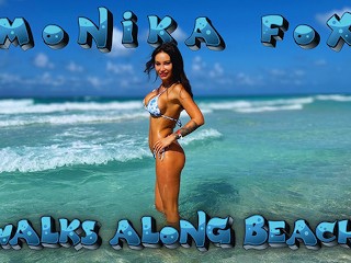 Сексуальная Моника Фокс гуляет по пляжу