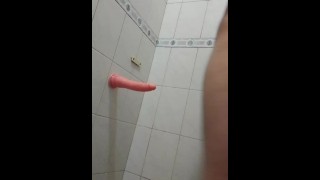 Masturbação com vibrador rosa e gozada