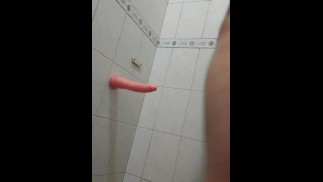 Masturbation mit rosa Dildo und Cumshot