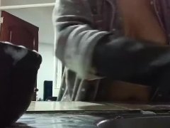 Se filtra vídeo casero de la pastora de la iglesia cocinando. grandes tetas naturales.