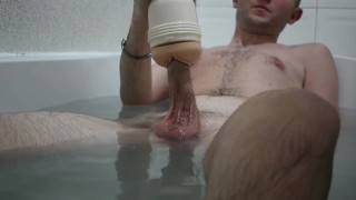 Fleshlight no banho - Guy escocesa se masturba no banho com um Riley Reid Fleshlight