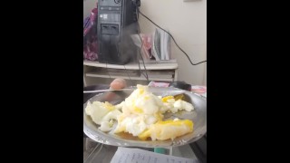 私は私に卵を炒め、私が食べるのを見てください