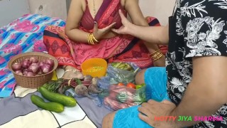 XXX Desi Bhabhi scopata da un cliente mentre vende verdure.