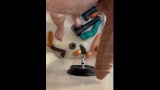 Несколько массивных фаллоимитаторов в моем душе встречают моих друзей