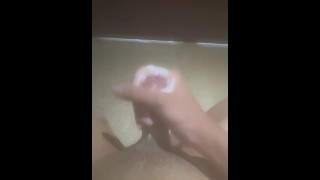 chico asiático se masturba y se corre en la ducha del hotel
