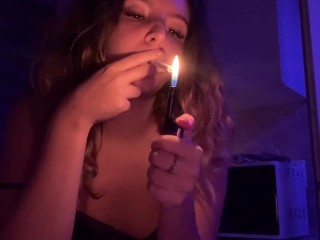 Chica De Pelo Rizado Fuma un Cigarrillo Nocturno y Toca Su Cuerpo!