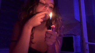 Chica de pelo rizado fuma un cigarrillo nocturno y toca su cuerpo!