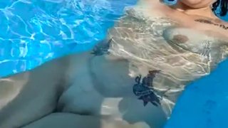 Naakt zwemmen in het zwembad... Volledige video beschikbaar op OnlyFans