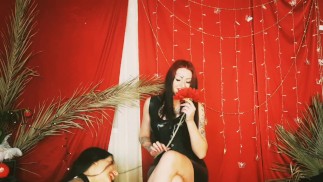 拍摄恋足癖的后台。美女正在享受这个过程。