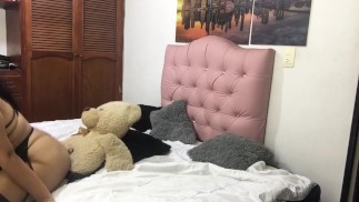 Потрясающая задница моей девушки, она скачет на плюшевом мишке