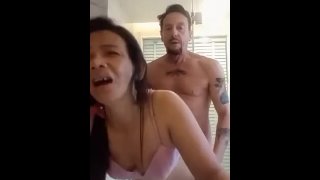 Thaise vrouw heeft haar eerste neukbeurt in de douche ...