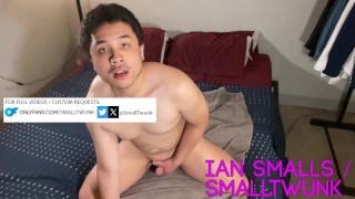 Twink asiático masturba su pequeña polla