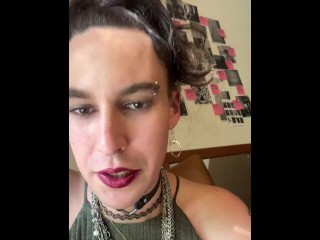 Schattige Tranny Rookt En Laat Je Haar Voeten Zien Voordat Ze Masturbeert (deel 1 Volledige Video Op OF)