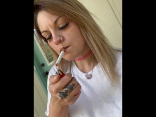 Hot Babe Colgando Su Cigarrillo Matutino