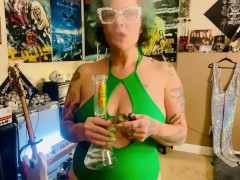 Bong babe - Screenshot 15 of 16 - Smoking Fetish