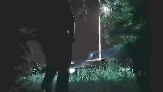 晚上在车水马龙的街道上赤身露体是非常危险的。
