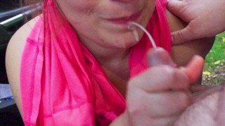 Prend Du Sperme Sur Son Visage À L'extérieur, Pipe Chaude Dans La Voiture Par Une Journée Fraîche