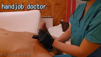 【医療用手袋】毎日射精が必要な男と仕事なのに焦らしながら手コキしてくれる日本素人美女【ゆなぱんちゃんねる】