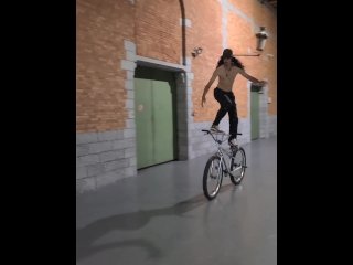 Profite de la nuit pour se déshabiller et rouler en vélo à Bruxelles 😱🫣
