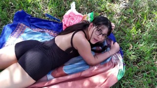 Schöne Kolumbianerin wird auf einem Campingplatz von einem Fremden gefickt.