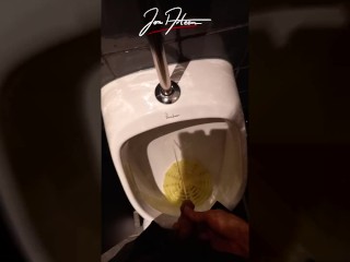 Ce Beau Garçon Pisse Du Pipi Dans un Urinoir Public D'un Restaurant Bondé De Monde. Jon Arteen Porno