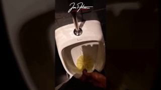 Ce beau garçon pisse du pipi dans un urinoir public d'un restaurant bondé de monde. Jon Arteen porno