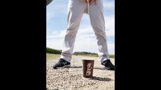 Corriente ventosa al aire libre meando en una copa McDonald's