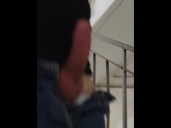 эксгибиционист гуляет в подъезде и на балконе - Screenshot 9 of 16 - Public Flashing